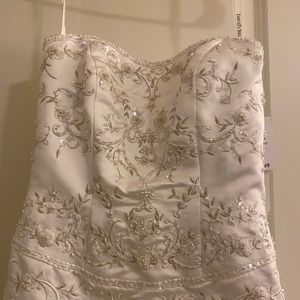 David’s bridal brand new wedding dress